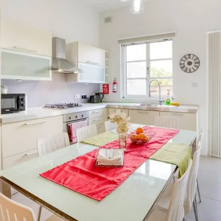 Cozy St Julian's Гостевой дом Gzira