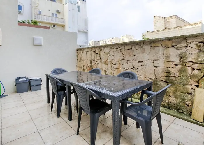 Cozy St Julian's Guest house Gzira